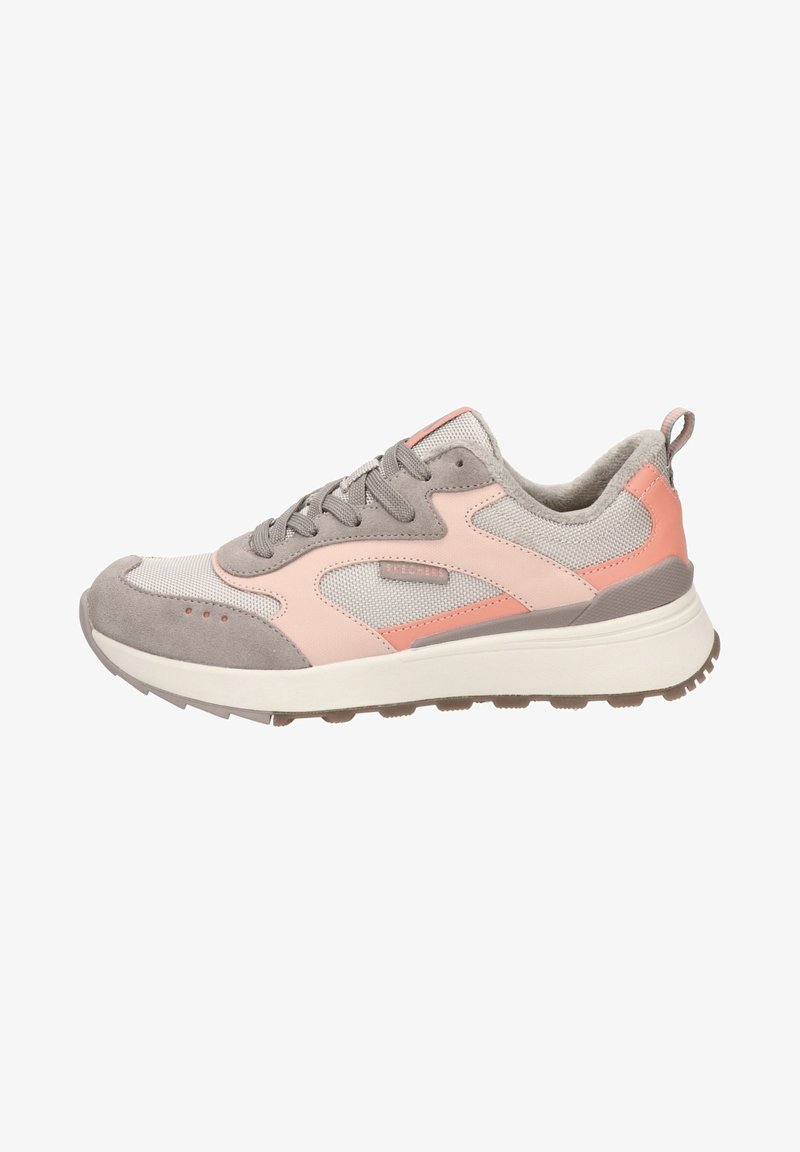 Baskets de sport grises et roses avec panneaux en mesh et suède, lacets à l'avant, semelle blanche rembourrée et semelle extérieure marron texturée.