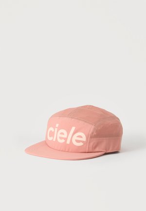 Roze pet met vijf panelen en een platte klep met het woord "ciele" in grote witte letters op het voorpaneel.