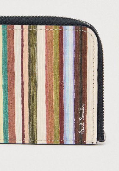 Portefeuille zippé présentant des rayures verticales de différentes couleurs, confectionné en tissu texturé à finition douce. Comprend un détail de logo.