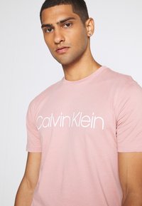 Calvin Klein FRONT LOGO - T-shirt estampada - salmon