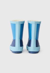 Botas impermeáveis azuis com uma secção inferior de azul escuro em contraste e uma parte superior em azul claro, apresentando uma sola texturizada e um forro macio.