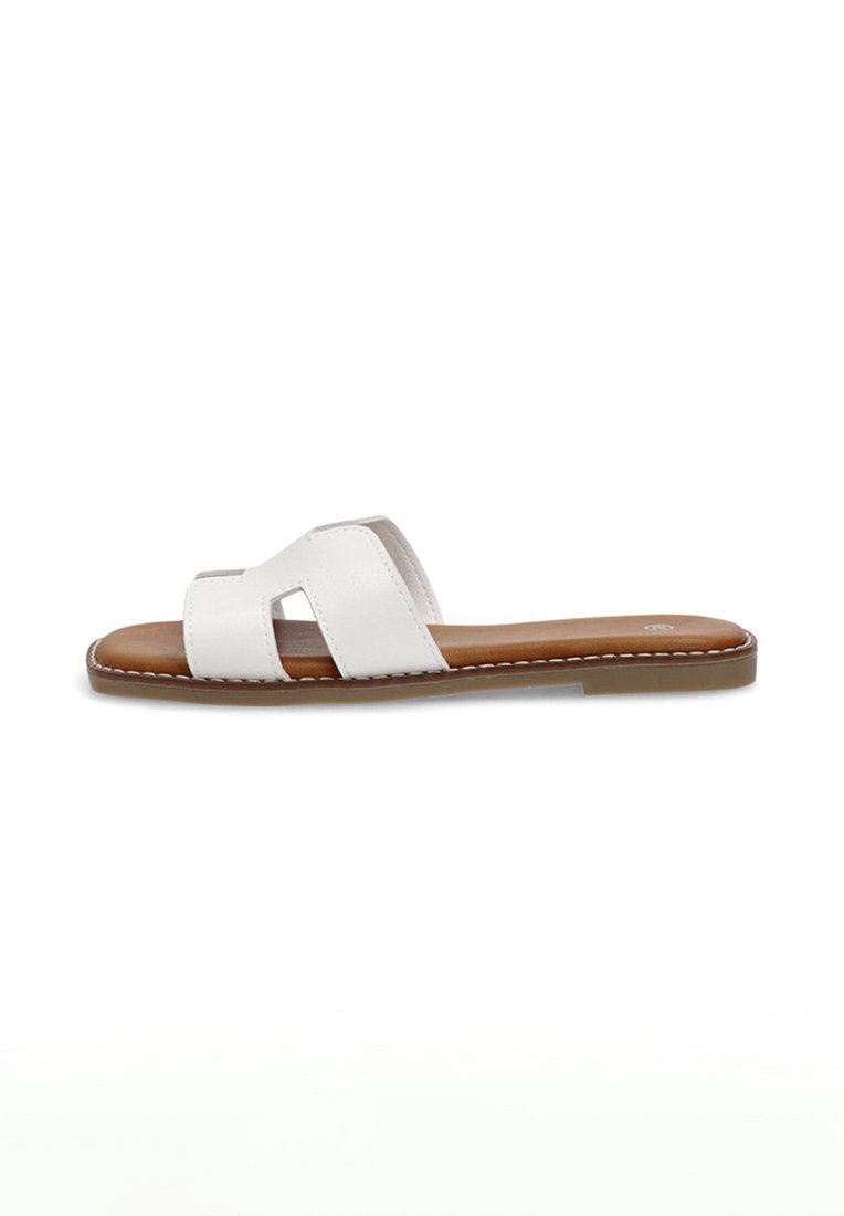 Sandal de slide de cuero blanco con recortes entrelazados, suela plana marrón y costuras en contraste a lo largo del borde.