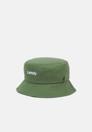 Chapeau bob en coton vert avec le logo Levi's blanc brodé à l'avant et une petite étiquette rouge Levi's sur le côté.