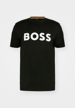 Melna kokvilnas T-kreklu ar īsām piedurknēm un apaļu kakla izgriezumu. Priekšā ir lieli balti burti "BOSS". Gluda tekstūra, ikdienišķs dizains.