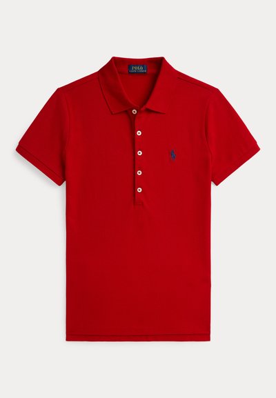Rød kortermet poloskjorte med krage og fire hvite knapper, med liten marineblå brodert logo på venstre bryst.