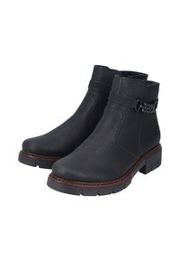Bottines en cuir noir avec une sangle texturée et des ferrures en métal, dotées d'une semelle épaisse et de détails cousus autour de la base.