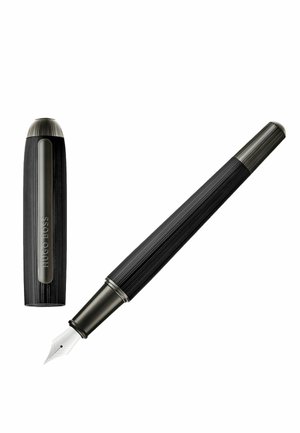 Czarny pióro wieczne Hugo Boss ze srebrnym stalówką i osobno położoną skuwką na białym tle.