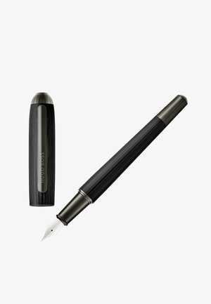 Stylo plume Hugo Boss noir avec plume et capuchon en argent placés séparément sur un fond blanc.