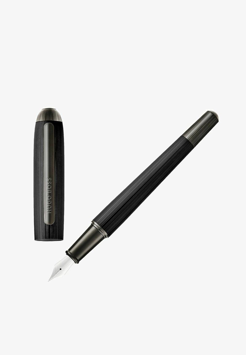 Stylo plume Hugo Boss noir avec plume et capuchon en argent placés séparément sur un fond blanc.