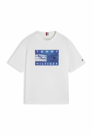 Camiseta blanca de manga corta con un gráfico rectangular azul que muestra un nadador y el texto "Tommy Hilfiger" en el pecho.