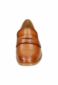 Braune Lederloafer mit glatter Oberfläche, ausgestattet mit einem breiten Riemen an der Oberseite und dezenten Steppnähten an der Spitze. Flache Sohle.