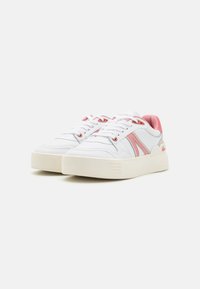 Sneaker bianchi in pelle con dettagli rosa, dotate di punta rotonda, chiusura con lacci, collare imbottito e suola spessa bianca.