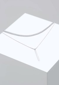 Sølvlagte halskæder med en flad stang vedh�æng på en fin kæde og en tykkere kæde, der viser en glat, blank metaloverflade.