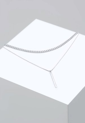 Sølvlagte halskæder med en flad stang vedhæng på en fin kæde og en tykkere kæde, der viser en glat, blank metaloverflade.