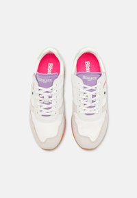 Sneakers bianchi con accenti viola e rosa, in materiale scamosciato e pelle, punta arrotondata, design con lacci e suola in gomma a contrasto.