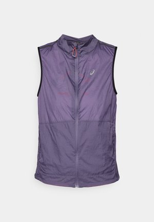 Könnyű, ujjatlan mellény diszkrét lila árnyalatban. Magas gallérral, elülső cipzárral és kontrasztos fekete karöltőkkel rendelkezik. Sima tapintású.