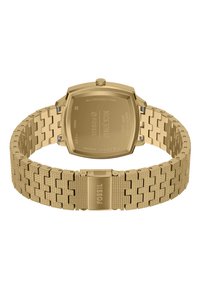 Montre en acier inoxydable doré avec un boîtier carré et un bracelet à maillons texturé, dotée d'une boucle avec le logo "FOSSIL" sur le bracelet.
