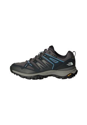 Męski ciemnoszary i czarny but turystyczny z niebieskimi akcentami, wodoodporną metką Gore-Tex, podeszwą Vibram i logo The North Face na pięcie.