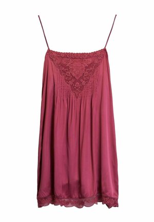 Piros szatén camisole ruha vékony pántokkal, virágos hímzéssel a mellrészen és az alján, valamint ráncolt részletekkel a nyakkivágás alatt.