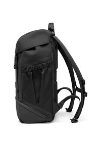 Černý batoh z texturované tkaniny, vybavený polstrovanými ramenními popruhy, horním madlem a bočními síťovými kapsami na láhve s vodou.