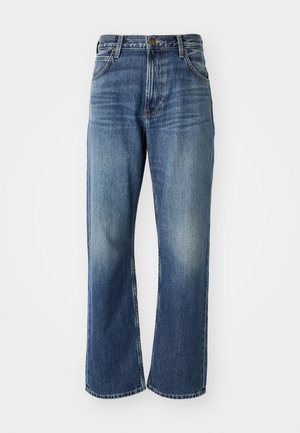 Široke plave traperice s izblijedjelim pranjima, pet džepova i metalnim zatvaranjem. Karakteristična šavova duž šavova.