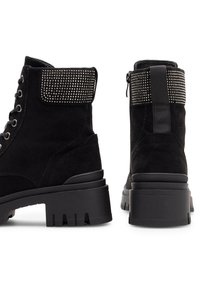 Czarne zamszowe botki za kostkę z teksturowanym obcasem i dżetowanym mankietem. Posiadają sznurowany przód, zamek błyskawiczny oraz mocną gumową podeszwę.