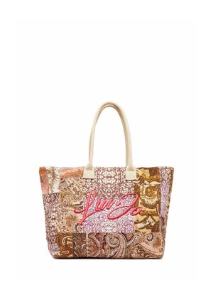 Borsa tote in tessuto patchwork con manici beige e intricati motivi paisley in marrone, rosa e oro, con scritta rossa in corsivo "Liu Jo".