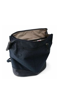Bolsa de tela azul oscura con un interior claro; cuenta con un cierre superior, un bolsillo exterior y una base de cuero negro.