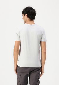 Lys grå kortermet t-skjorte med rund hals, laget av glatt materiale, med et enkelt design og en løs passform.