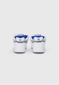 Hvide sneakers med blå indvendige detaljer. Har grå dekor og et logo bagpå. Gummisål med en glat tekstur. Klassisk design.