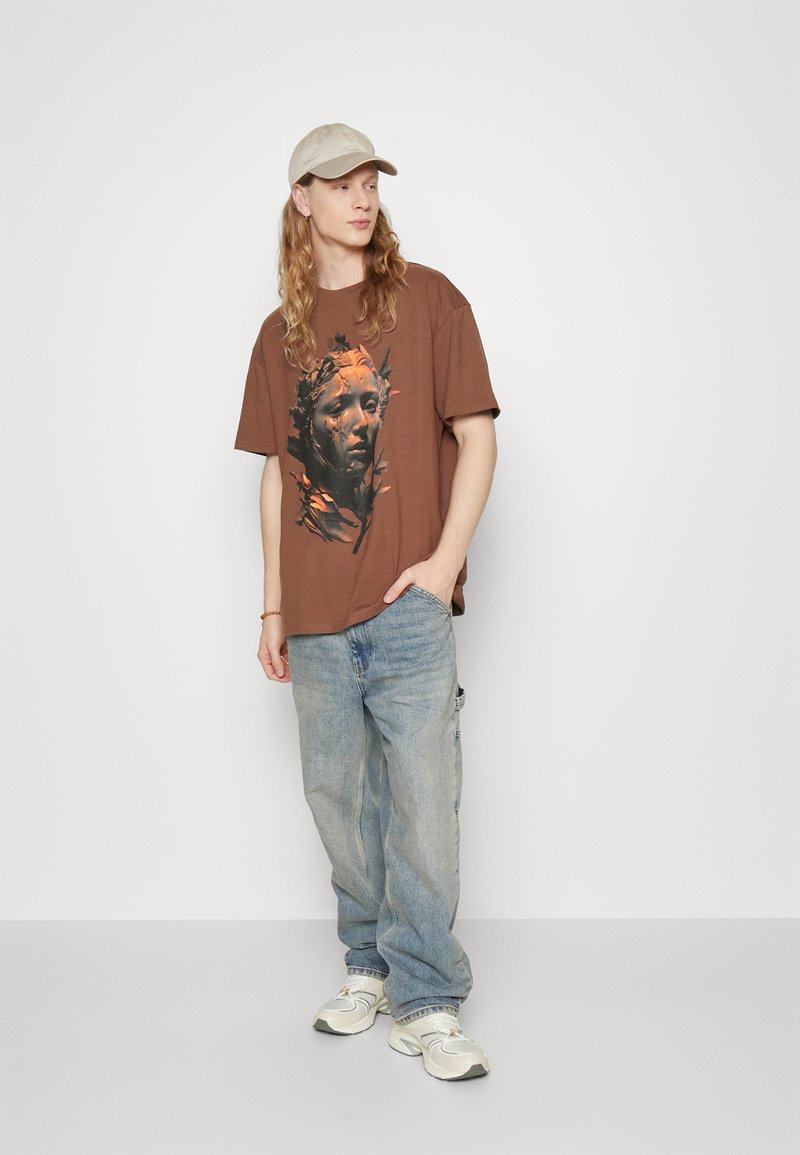 Forgotten Faces OVERGROWN HEAVY OVERSIZED TEE UNISEX  - T-shirts med print - bark