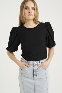 Svart topp med pufferm og rund hals, kombinert med en lyseblå denim blyantskjørt som har frontlommer og knappestolpe.