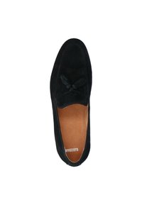 Zwarte suède moccasin-achtige schoen met een ronde neus, accentstrikdetails en een tan kleurige binnenzool, die een gladde textuur en eenvoudig ontwerp laat zien.