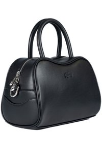 Musta nahkainen käsilaukku, jossa on pyöreä muoto, kaksinkertaiset kahvat, hopeanvärinen vetoketju ja kohokuvioitu logo. Sileä pinta ja hillityt saumat.