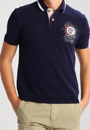 Granatowa koszulka polo z krótkimi rękawami, białymi akcentami na kołnierzyku, haftowanym logo na piersi oraz dopasowanym krojem.