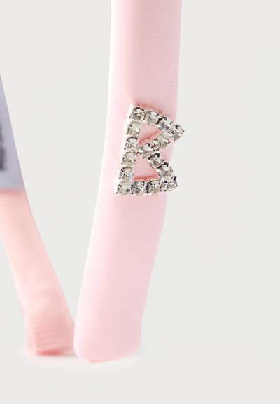 Ροζ υφασμάτινη κορδέλα για το κεφάλι με διακοσμητικό γράμμα "B" από ασημί στρας, προσαρτημένο στη μία πλευρά.