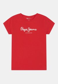 Rød kortærmet T-shirt lavet af bomuld, med et hvidt broderet "Pepe Jeans" logo og "LONDON" nedenfor i et moderne skrifttype.