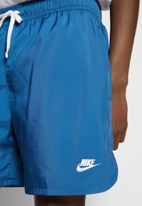 Nike Sportswear M NSW SPE WVN LND FLOW SHORT - Calças de fato de treino - marina blue/white
