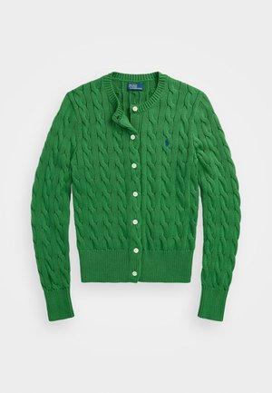 Cardigan vert en maille torsadée avec boutons blancs, poignets et ourlet côtelés, et petit logo brodé sur la poitrine gauche.