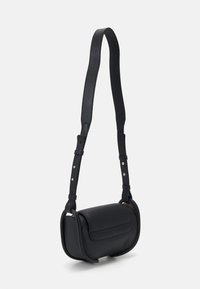 Borsa a spalla in pelle nera con una forma curva, dotata di chiusura a patta superiore, tracolla regolabile e dettagli di cucitura in vista.