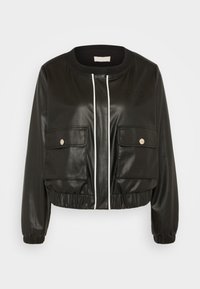 Sort bomberjakke i kunstlæder med elastisk talje, cropped design, hvid lynlåsdetalje og to forlommer med trykknapper.