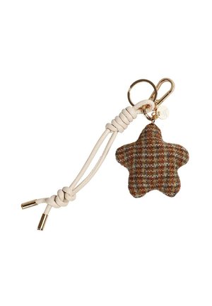 Llavero en forma de estrella hecho de tela de cuadros marrón y verde con un cordón de color crema. Presenta herrajes en tono dorado y un pequeño charm.