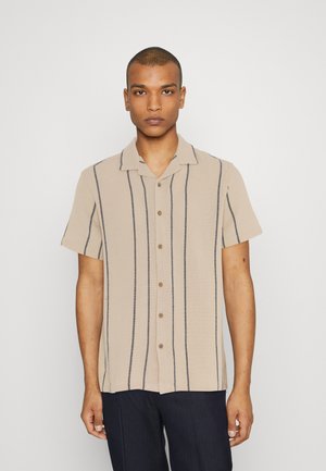 Camicia a maniche corte con bottoni di colore beige a righe verticali blu navy, tessuto leggermente strutturato e design del colletto rilassato.