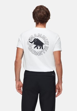 Witte t-shirt met korte mouwen met een grote zwarte olifantafbeelding en cirkelvormige tekst op de achterkant. Zacht katoenen materiaal, ontspannen pasvorm.
