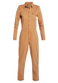 Combinaison marron clair à manches longues avec fermeture à boutons sur le devant, deux poches poitrine à rabats, et col, dotée d'une taille cintrée et de jambes droites.