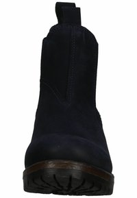 Bota de ante azul marino hasta el tobillo con paneles laterales elásticos, tacón plano y suela de goma texturizada. Cuenta con una lengüeta para facilitar el calzado.