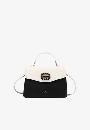 Borsa strutturata in bianco e nero con manico superiore, tracolla staccabile e fibbia rettangolare decorativa sulla patta anteriore.
