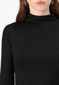 Good American VICTORIAN FUNNEL NECK MIDI DRESS - Φόρεμα-πουλόβερ - black