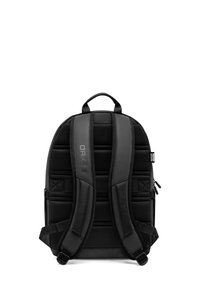 Čierny batoh s vystuženým sieťovým chrbtom, nastaviteľnými popruhmi a horným držadlom. Obsahuje zipsovú kapsu a textúrované akcenty.