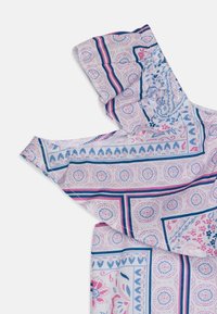 Lyhythihainen paita kevyestä kankaasta, jossa on vaaleanpunaisia ja sinisiä kukkakuoseja, hienovaraisilla reunoilla ja kontrastivärisillä viivoilla.